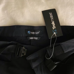 Trekmates friluftsbyxor - Oanvända friluftsbyxor från Trekmates i strl 146/152 ❤️‍🔥