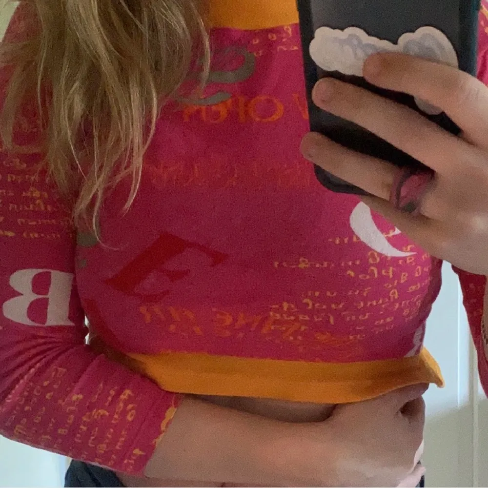 cool crop top med tryck. Tyvärr har grön färg på sig (se bild 2 o 3) Men de smälter typ in så man tänker inte på de. Men därav (priset). Barnstorlek (120) Men passar S och mindre. Köparen står för frakt. ❤️🥰. Toppar.