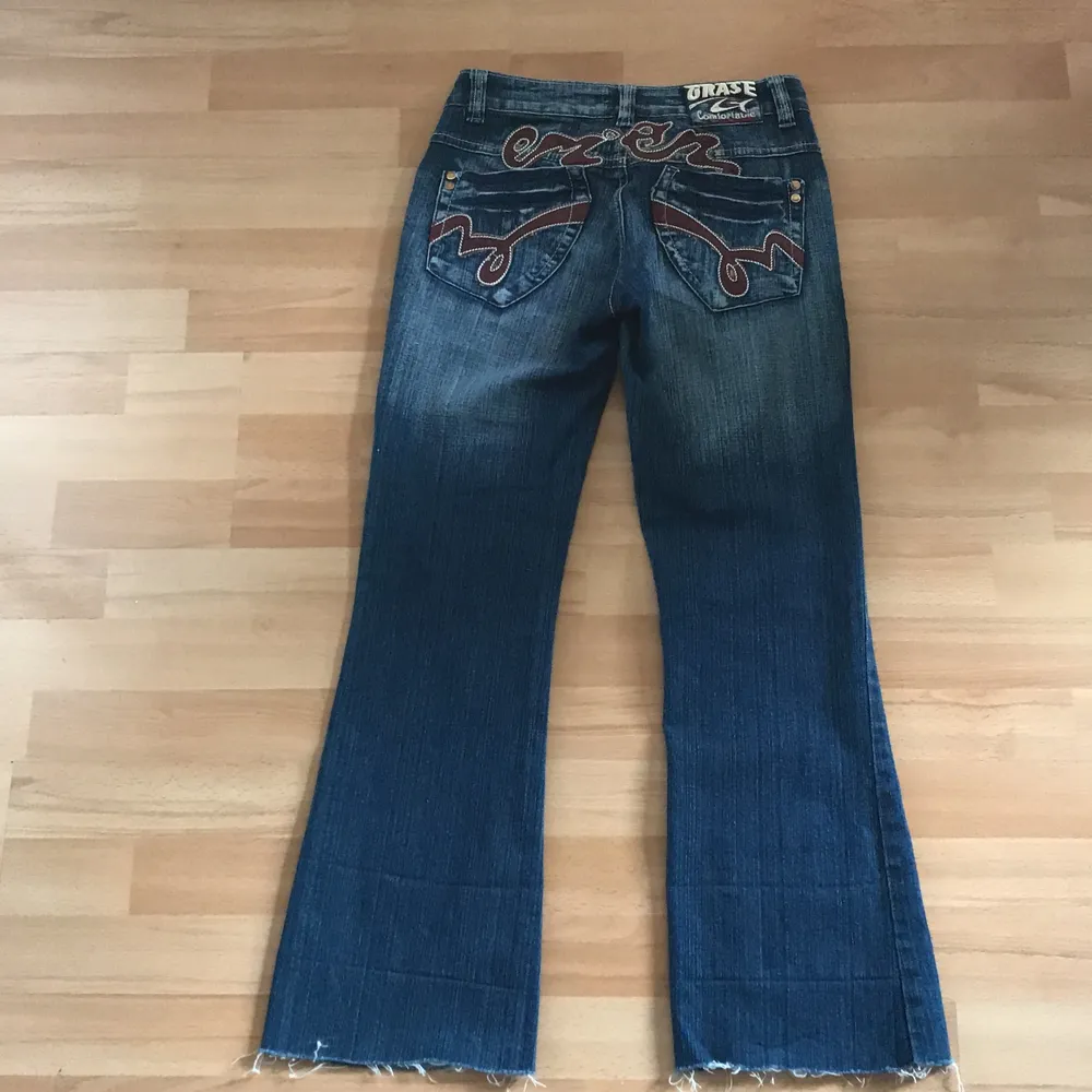 Jättecoola Lågmidjade jeans, som nya! Säljer pågrund av att dom inte kommer till användning!✨ storleken står inte men skulle säga att det är en S🌼. Högst budande!. Jeans & Byxor.