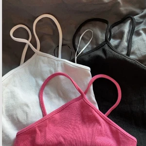 Zara topp - Säljer dom här Zara topparna, säljer alla 3 tillsammans. Säljer dom pågrund av att jag inte har användt dom!💓