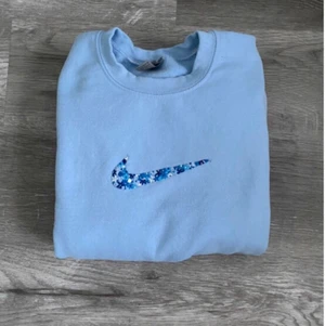 Broderi Plagg - INTRESSEKOLL på plagg jag själv broderar på! Plaggen görs i valfri färg och design på valfritt plagg, bara att skriva till mig med idéer så fixar jag det🥰 Pris avgörs beroende på plagget och designen✨ (Tröjorna på bilderna är inte till salu men kan göra fler, alla soldes för mellan 200-350kr)🤍 köparen står för frakten!