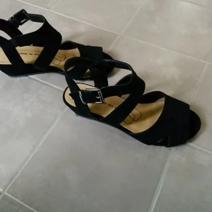 Svarta mockasandaler med låg kilklack 36 - Knappt använda sandaler i mycket fint skick. 