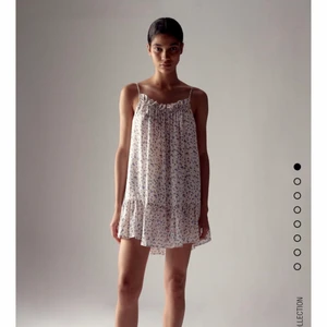 Klänning Zara - Säljer denna helt nya slutsålda klänning från zara. Aldrig använda med lappar kvar. Buda privat, köpare står för frakt, kontakta vid intresse