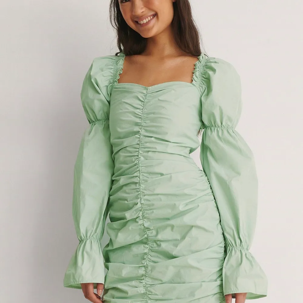En super fin kläning från NA-KD i färgen light green. Endast använd en gång! Säljs pga att den tyvär inte kommer till användning. Kläningen är även EKOLOGISK🤗 . Klänningar.