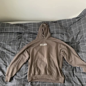 Reclaimed Vintage hoodie  - Säljer en Hoodie från Reclaimed Vintage som är använd några få gånger. Den är i bra skick. Vet dock inte vart den är köpt. 