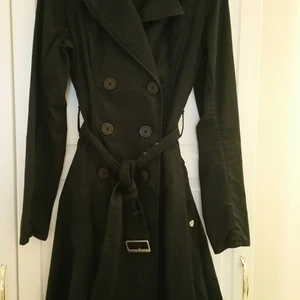 Tommy Hilfiger trenchcoat st L - Tommy Hilfiger trenchcoat st L  använd bara 2 gånger. 