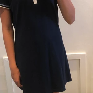 Klänning  - En sportig klänning från marine storlek 44/46 kostar 80kr plus frakt. För mer bilder eller intresse för att köpa kontakta. 