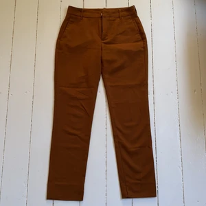 Ursnygga kostymbyxor från Zara - Jättefina bruna kostymbyxor från Zara i toppskick. Etiketten är inte kvar då byxorna har blivit skräddarsydda för att passa bättre mot ryggen, så att tyget inte glappar (se sista bilden). Då etiketten inte finns kvar kan jag inte säga exakt vilken storlek det är men skulle säga att det passar som 32 då jag ofta bär 34 och de är lite för små för mig, men skulle ksk passa en liten 34:a. Men ca 32/34. Säljer pga att de som sagt är för små för mig ❤️