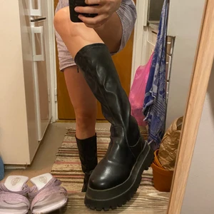 Boots  - Höga chunky boots med slim skaft, fakeläder! Köpta för 700 säljer pga försmå 😪 i princip oanvända! Pris kan diskuteras