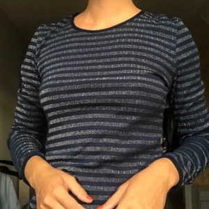 Mads Nørgaard tröja  - En mörkblå och glittrig randig tröja från danska Mads Nørgaard. Köpt här på plick men kommer tyvärr inte till användning. I mycket gott skick! Kan mötas upp i Göteborg eller frakta mot betalning❤️