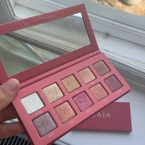 Caia palett - Intressekoll på min caia metallics palett som är slutsåld på hemsidan. Fick i mars och endast testat  hydra, ara och castor med oanvänd caia borste ❤️