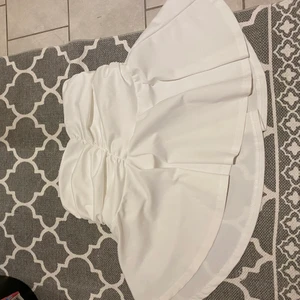 Vit kjol - Vit kjol med refflor från shein, råkade köpa två av samma så den är aldrig använd, jag kan mötas upp i Eskilstuna annars står köparen för frakten. 🌟❤️