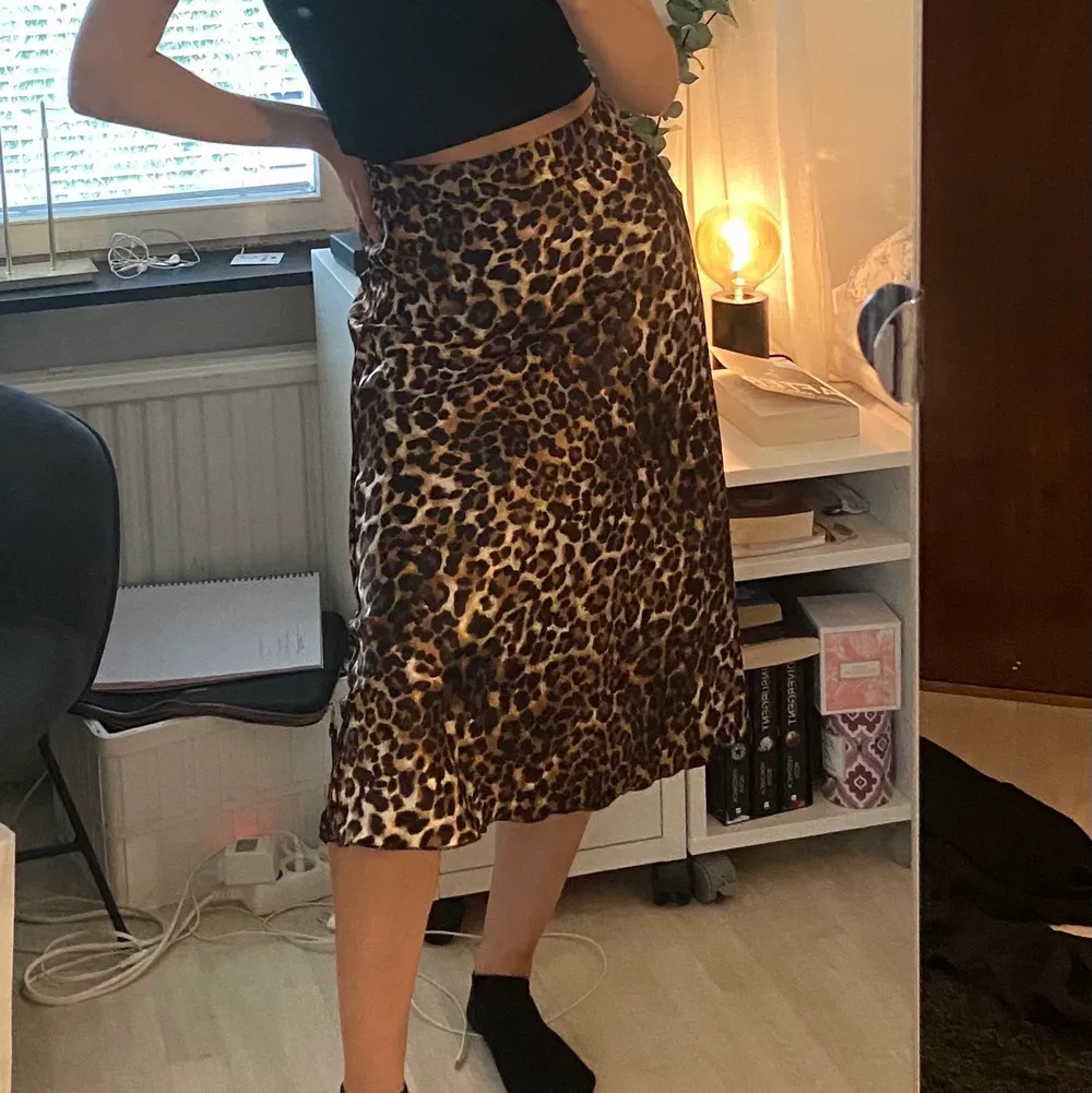 En kjol från Vero Moda i leopard mönster. I väldigt bra skick💗. Kjolar.