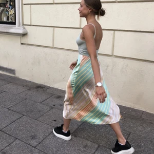 Kjol Zara - Superfin kjol från Zara. Säljer då den inte passar längre 😢 Storlek XS men passar även S. ✨