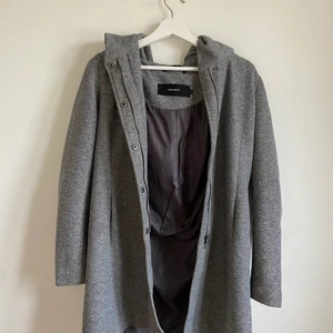 Grå kappa från Vero Moda, storlek xs - En luftig, grå kappa, parfekt för höst- och vårväder. Den är ca två år gammal och använt den en hel vår och höst. 