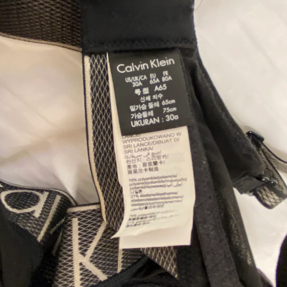 ”PLUNGE PUSH-UP BRA - CUSTOMIZED STRETCH” från Calvin Klein i storlek 65A. Den är i väldigt fint skick men säljer eftersom den är för liten för mig. (Nypris 499kr) 💞. Toppar.