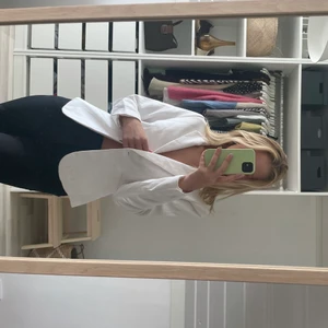 Vit kavaj - Vit kavaj med svart knapp. (köpt från HM)