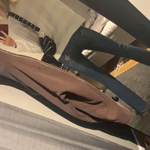 Stjärn jeans - Säljer mina bootcut jeans med stjärnor på baksidan  från dr denim! (Stjärnorna på baksidan har målats själv) buda i kommentarerna⭐️⚡️