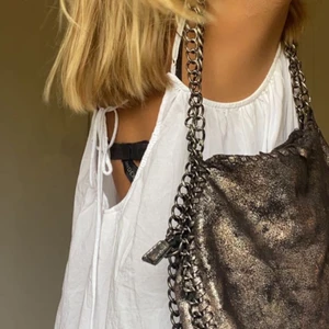  Stella McCartney-lik väska - Väskan är en version av en Stella McCartney väska, den är lite sliten men är fortfarande väldigt fin och passar till nästan allt! Ni får buda i kommentarerna <33