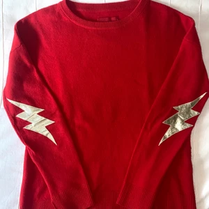 Zadig tröja - Säljer nu min 100% kashmirtröja från Zadig. Denna går ej att köpa i butik längre och kostade 4200kr när jag köpte den i USA för 1.5 år sedan. Den är i perfekt skick och har så coola guldiga blixtar på armbågarna vilket är supertrendigt just nu! Den har även slittar vid ärmarna och är i den finaste röda färgen ❤️ Storlek S men passar allt från XS-M