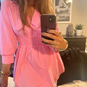 Zara klänning - Klänningen är från zara i storlek S, säljer då jag inte får någon användning av den. 