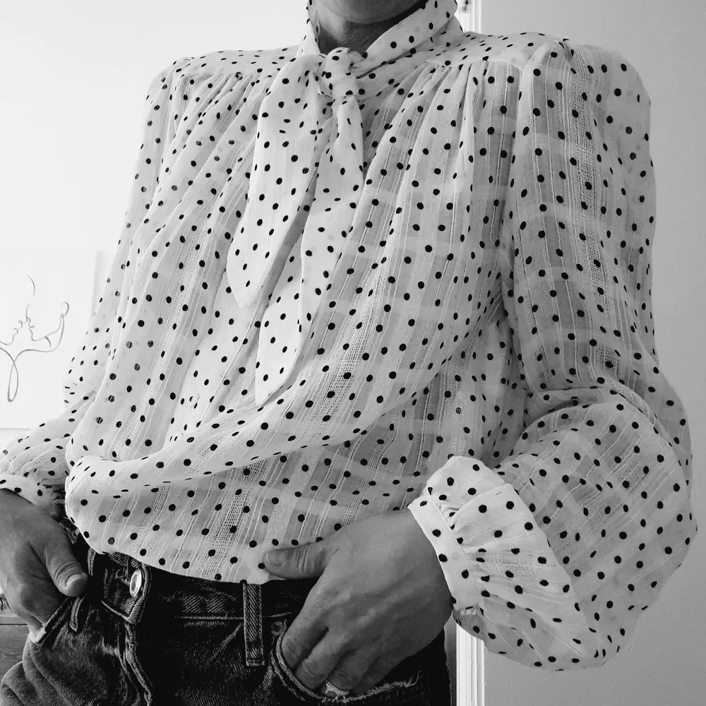 Polka shirt with knot collar . Skjortor.