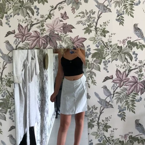 Gullig kjol - Jag säljer denna söta kjol från Cubus. Den är i storlek xs men skulle säga att den passar både S och M då den är väldigt stretchig. Den kostar 100 kr+ frakt. Hör av dig om du är intresserad elelr har frågor (: