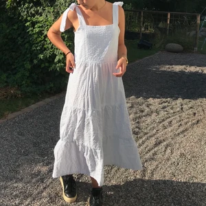 Klänning  - Sommaren kanske finaste och skönaste klänning i blå/vit randigt bäckebölja material som just nu är sååå trendigt och skönt!! Upptill är den sydd i dubbelt tyg för att inte bli genomskinlig💙 passar XS-M då den är böljande och har justerbara band upptill! 🫐🫐  Tveka inte att skriva om du har fler frågor eller vill ha bättre bilder👏🏽 Kika även gärna in på min sida där jag säljer mer egensydda och virkade kläder av återvunnet material🌳🌳 Finns även på instagram @lucu.studio 💗💗