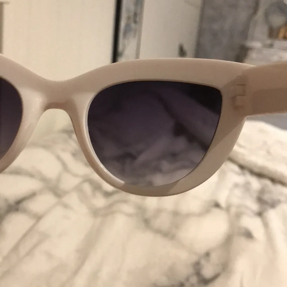 Säljer dessa vita cateye solglasögonen. Kommer ej ihåg vad jag köpte de för. Väldigt fina på och älskar hur ljuset blir u solen när man har på sig dem. Säljer då jag har ett par liknande par. Köpare står för frakt💕. Övrigt.