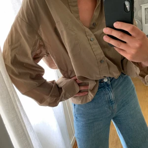 Oversized skjorta - Oversized skjorta i brunt, så skön och fin att ha instoppat i ett par snygga jeans. 🕺🏻 köparen står för frakten 