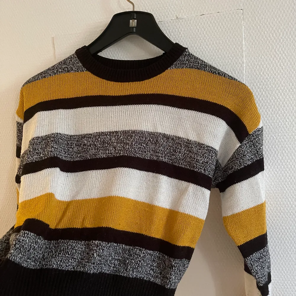 En jättefin Vintage tröja i fina färger som inte kommer till användning då jag inte använder den så mycket. Stickat.