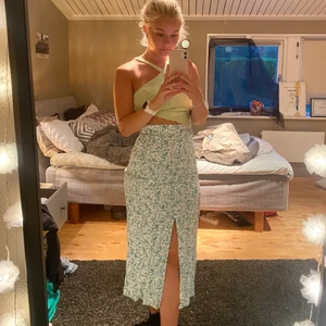 Oanvänd blommig kjol, strl S - Ny kjol från H&M med prislappen kvar. Strl S/36.