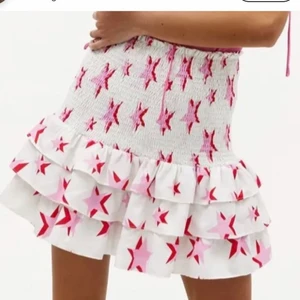 Kjol - Säljer min fina kjol från loavies💗 storlek S men skulle säga att den passar XS-M, köptes för 450 och säljer direkt för 300kr 