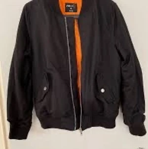 Bomberjacka  - Svart bomber jacka i storlek Large. Jag har Small i kläder men gillade den lite större. Använd ett fåtal gånger 