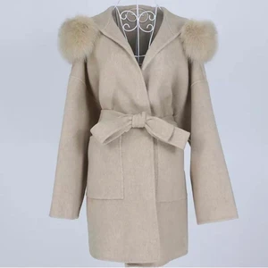 Päls kappa  - En päls kappa i äkta päls, köpt förra året i början på vintern. Kappan är använd under några gånger på vintern och även in till våren. Kappan är i bra skick och den har inga skador på sig.  Vid intresse kan jag självklart skicka egna bilder på jackan! 