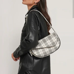 Axelväska  - Intressekoll på min axelväska från nakd. Knappt använd så i nyskick. 