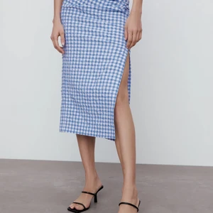 Jättesnygg kjol från zara - Säljer en helt oanvänd kjol från zara i storlek XS. Den är ganska stretchig i materialet så passar både en XS/S. Det är i seersucker material vilket är superfint! 