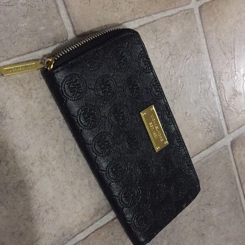 Michael kors plånbok A-kopia, nästan helt ny men det är lite repat på guld plåten med det är inget som syns.. Väskor.