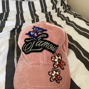 rosa keps med fjärilar  - rosa keps med tryck