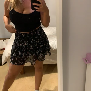 Kjol - Söt kjol från HM, använd fåtal gånger☺️passar XS/S