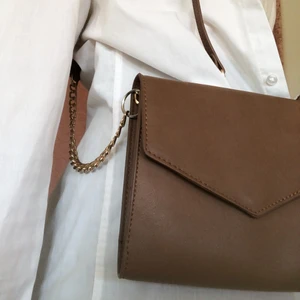 Väska - Brun väska med guldig kedja som detalj, knappt använd! Köpare står för frakt 🤎