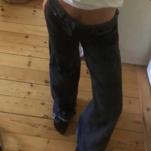 svarta/ gråa jeans  - lågmidjade svarta, urtvättade jeans (ser drf lite gråa ut), storlek S/XS. betalning sker via swish och köpt är köpt