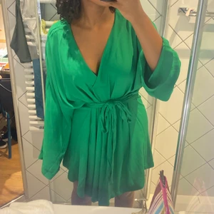 Grön kaftan - Kaftan i världens finaste gröna färg, endast använd 1 gång!