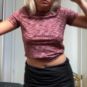 Babytee  - Skitsöt glittrig babytee köpt second hand! Passar mig i storlek s/m men är stretchig så passar nog både större o mindre! Använd men i bra skick, (endast använd av mig två gånger) fråga bara om d vill ha fler bilder💕