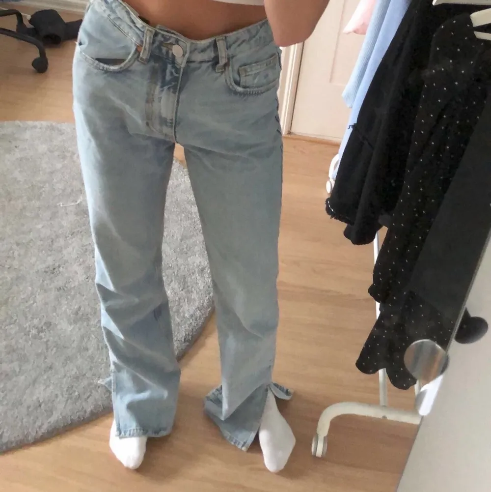 Raka jeans med slits, knappt använda då dom är lite stora för mig ! ❤️ storlek 26, jag är 1.62 cm lång!!. Jeans & Byxor.