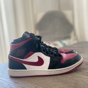 Nike air jordan 1 - Jordans i storlek 42,5 köpte i nike store i Dubai mall för 1 år sen ungefär. Har användts nån enstaka gång och de är ny rengjorda, kan mötas men även leveras.