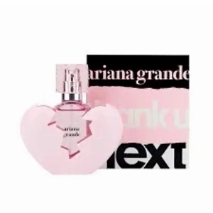 Parfym  - Säljer ännu en parfymen från ariana grande, luktar så himla gott, köpt för 352kr💞
