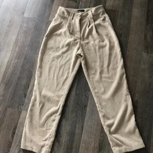 Baggy byxor, biege  - Dessa byxor är verkligen så snygga, men tyvärr va storleken för stor för mig. Därför väljer jag att sälja dessa fina byxor. Dessa byxor är även så sköna, går o ta på sig i vilka tillfällen som helst.Pris går att diskutera.