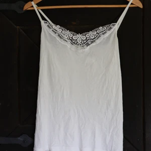 Vero moda Strl M - Säljer pga att det inte kommer till användning, därav har linnet inte heller använts mycket och är i fint skick! 🌱 Har du några andra frågor så skicka iväg ett meddelande bara! 🌱