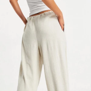 Linnebyxor  - Säljer dessa lågmidjade linnebyxor som är helt oanvända men det går ej att skicka tillbaka:)